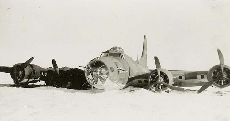 Giữa Thế chiến thứ hai, vào ngày 15 tháng 7 năm 1942, sáu máy bay chiến đấu Lockheed P-38 Lightning được lệnh hạ cánh khẩn cấp xuống Greenland. Lý do là điều kiện thời tiết kém và tầm nhìn thấp. Các phi công trên các chiếc máy bay đã bỏ đi, những chiếc máy bay bị bỏ rơi và bị chôn vùi dưới lớp băng.