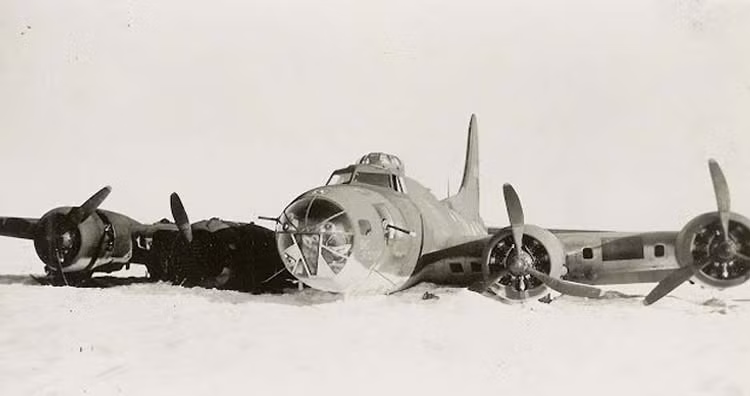 Giữa Thế chiến thứ hai, vào ngày 15 tháng 7 năm 1942, sáu máy bay chiến đấu Lockheed P-38 Lightning được lệnh hạ cánh khẩn cấp xuống Greenland. Lý do là điều kiện thời tiết kém và tầm nhìn thấp. Các phi công trên các chiếc máy bay đã bỏ đi, những chiếc máy bay bị bỏ rơi và bị chôn vùi dưới lớp băng.