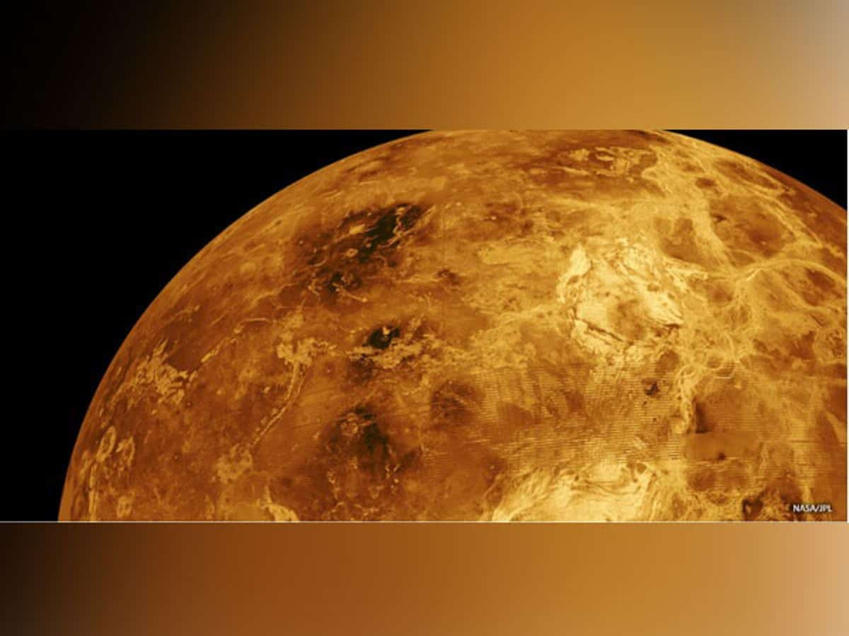 Bề mặt sao Kim được bao phủ bởi một loạt cấu trúc địa chất, chẳng hạn như núi, thung lũng và núi lửa. Nó thậm chí còn có các đặc điểm giống lục địa, bao gồm một khu vực cao nguyên đá có kích thước bằng Australia được gọi là Ishtar Terra gần cực bắc của nó và một khu vực thậm chí còn lớn hơn, có kích thước bằng cỡ Nam Mỹ được gọi là Aphrodite Terra trải dài trên đường xích đạo của nó.