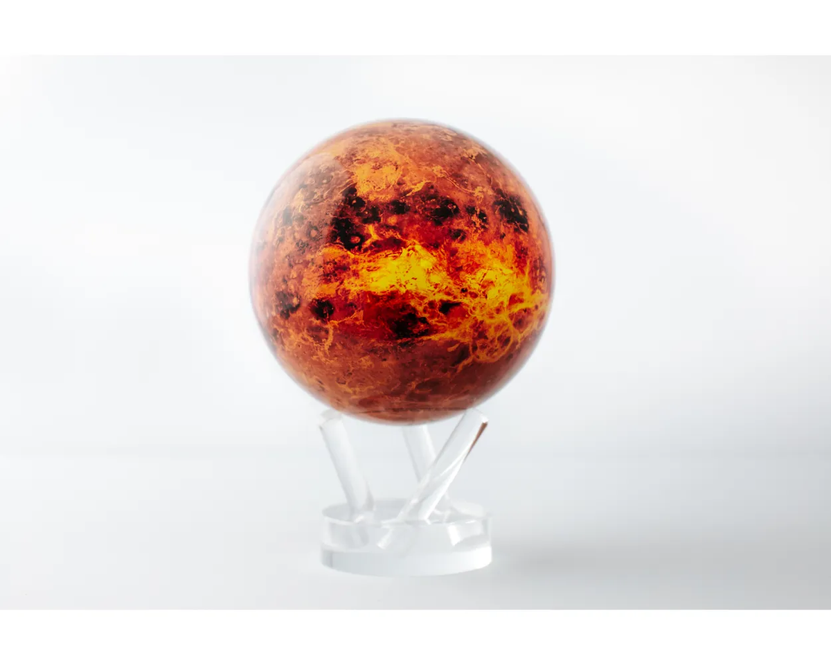 Thành phần bên trong của sao Kim khá giống với thành phần bên trong của Trái đất; cả hai hành tinh đều có lõi sắt được bao quanh bởi lớp phủ đá nóng và lớp vỏ mỏng bên ngoài.