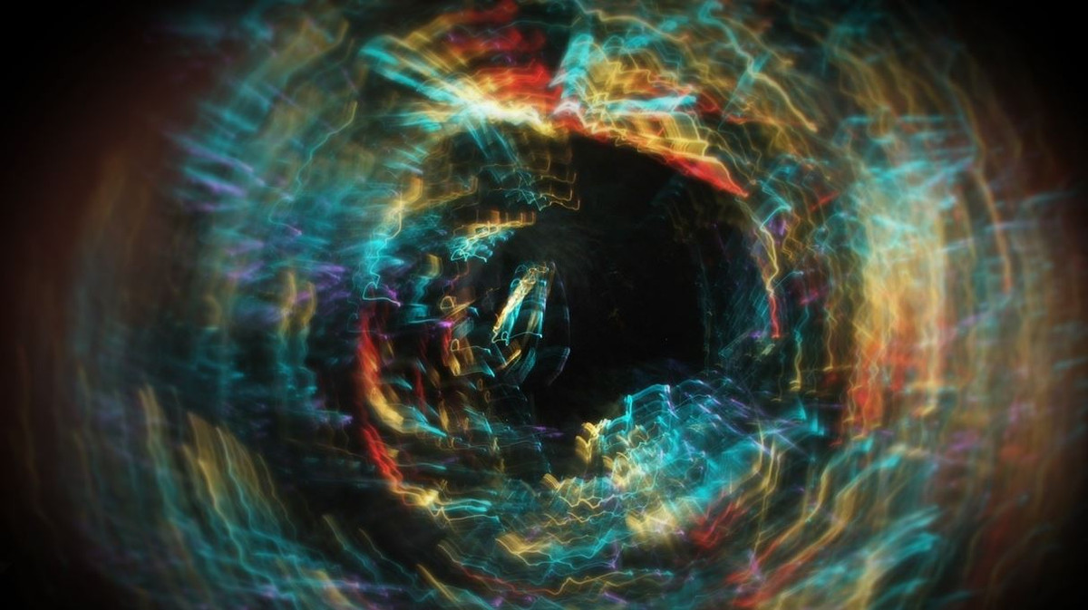 Lỗ đen siêu lớn mới, được gọi là J1144, nặng gấp khoảng 500 lần so với Sagittarius A *, lỗ đen siêu lớn ở trung tâm của Thiên hà Milky Way, gần đây đã được chụp ảnh lần đầu tiên. Dấu hiệu rõ rệt nhất là lỗ đen này là một vòng plasma siêu phóng xung quanh và cũng phát ra ánh sáng nhiều hơn khoảng 7.000 lần so với toàn bộ thiên hà Milky Way.