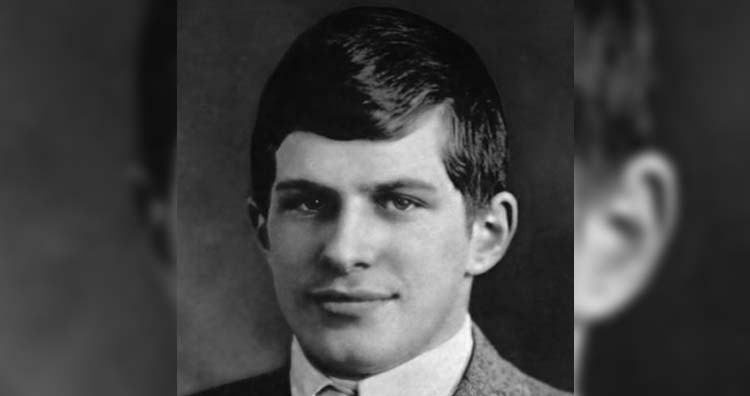 Là con của cha mẹ người Do Thái di cư từ Ukraine, William James Sidis sinh ra tại New York vào ngày 1 tháng 4 năm 1898. Là một thần đồng về toán học và ngôn ngữ học, anh trở thành người trẻ nhất vào Đại học Harvard khi mới 9 tuổi. Cha anh, một nhà tâm lý học và mẹ là một bác sĩ đã khuyến khích sự khao khát kiến thức của anh. Đến năm 8 tuổi, anh đã tự học được tám thứ tiếng. Người ta tin rằng, chỉ số IQ của anh ta dao động từ 250 đến 300.