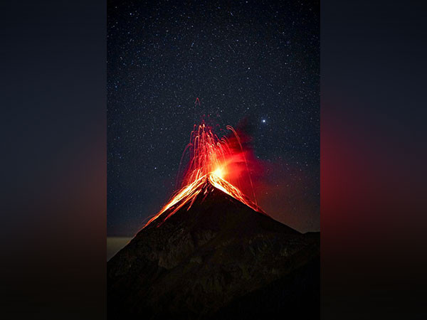 Sau đó, họ đưa ra một kịch bản mới phù hợp với tất cả các bằng chứng: Đó là nham thạch trên sao Hỏa tồn tại lâu hơn bình thường trong một khoang bên dưới núi lửa, trải qua quá trình làm lạnh một phần được gọi là kết tinh phân đoạn cho đến khi có thêm silicon.