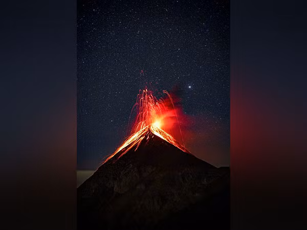 Sau đó, họ đưa ra một kịch bản mới phù hợp với tất cả các bằng chứng: Đó là nham thạch trên sao Hỏa tồn tại lâu hơn bình thường trong một khoang bên dưới núi lửa, trải qua quá trình làm lạnh một phần được gọi là kết tinh phân đoạn cho đến khi có thêm silicon.