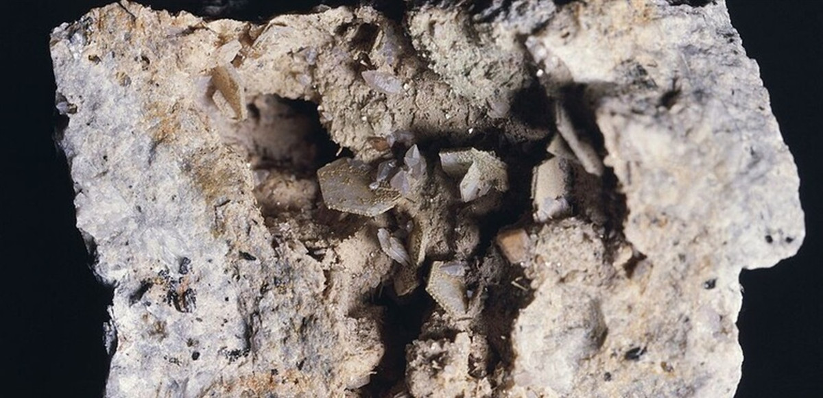 "Việc phát hiện ra tridymite trong đá bùn ở miệng núi lửa Gale là một trong những quan sát đáng ngạc nhiên nhất mà tàu thám hiểm Curiosity đã thực hiện được trong 10 năm khám phá sao Hỏa", Kirsten Siebach, đồng tác giả của một nghiên cứu được công bố trực tuyến trên Earth and Planetary Science cho biết.