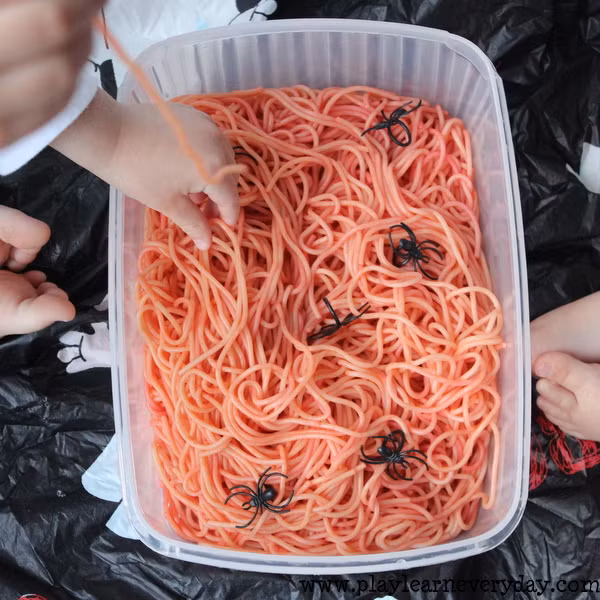 Hầu hết giun spaghetti sống trong hang hoặc đường hầm bên dưới đáy biển và chỉ chọc những xúc tu giống như sợi mì của chúng xuống đáy để lấy thức ăn.