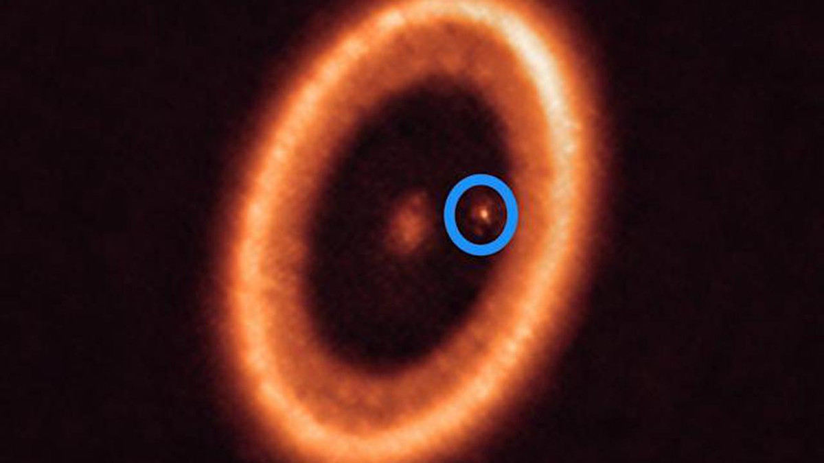 Ngay khi ngôi sao chủ mất đi khối lượng, vị trí của các hành tinh xoay quanh hệ thống sẽ lệch đi, sau đó hai trong số chúng sẽ phân tán ra xa, gây ra phản ứng dây chuyền giữa cả bốn hành tinh.