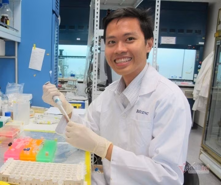 No luc cua tien si nguoi Viet co muc luong trong top 10% o Singapore