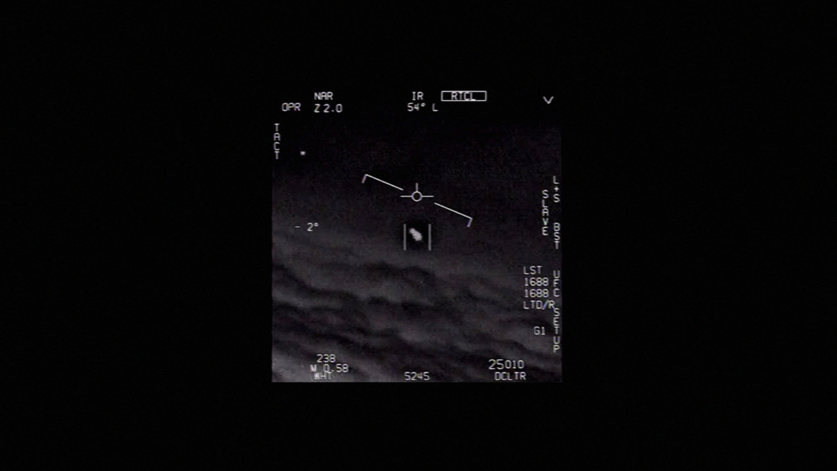 Cason nói thêm rằng Hải quân Mỹ chỉ có thể giải mật ba video UAP được phát hành vào tháng 4 năm 2020, vì các video này đã bị rò rỉ trước đó trên các phương tiện truyền thông và đã được "thảo luận rộng rãi trong phạm vi công cộng".