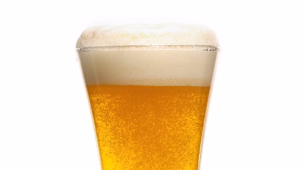 Đổ bia lạnh vào ly sẽ tạo thành rất nhiều bọt bong bóng nhỏ và nhờ một số nhà khoa học can thiệp, giờ đây chúng ta đã biết có bao nhiêu bọt bong bóng nhỏ trong bia.