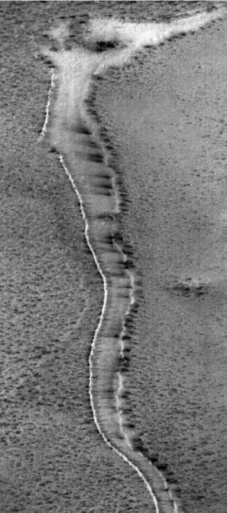  Sao Hỏa đã từng đỏ rực với những dòng sông. Ngày nay trên khắp hành tinh có thể nhìn thấy các dấu vết kể về các sông, suối và hồ trong quá khứ. Nhưng khoảng ba tỷ năm trước, tất cả chúng đều khô cạn - và không ai biết tại sao.