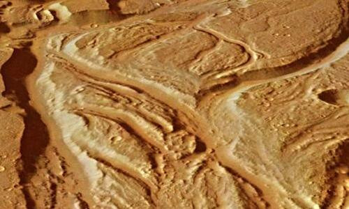 Vì sao Hỏa không có các mảng kiến tạo để dịch chuyển và chôn vùi đá theo thời gian, các vết sông cổ đại vẫn nằm trên bề mặt giống như bằng chứng bị bỏ rơi một cách vội vàng.