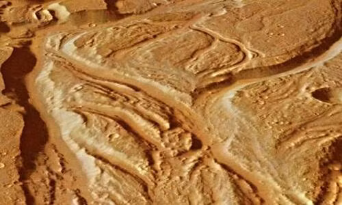 Vì sao Hỏa không có các mảng kiến tạo để dịch chuyển và chôn vùi đá theo thời gian, các vết sông cổ đại vẫn nằm trên bề mặt giống như bằng chứng bị bỏ rơi một cách vội vàng.