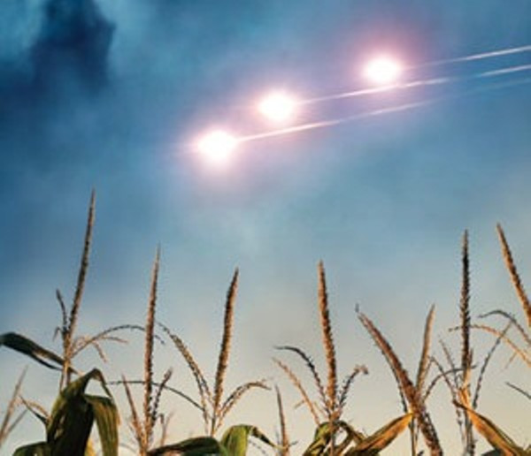 Thị trấn nhỏ ở Texas này đã gặp phải một điều gì đó phi thường vào ngày 8 tháng 1 năm 2008, khi một số người dân phát hiện ra vật thể lạ phía trên bầu trời đường cao tốc. Đầu tiên người ta nhìn thấy khối đèn trắng ở dạng “hình vòng cung ngang” và sau đó biến thành “các dải đèn dạng đường thẳng song song”. Không có âm thanh nào được nghe thấy. Lực lượng Không quân Mỹ tiết lộ rằng, không có máy bay nào bay gần thị trấn vào thời điểm đó.