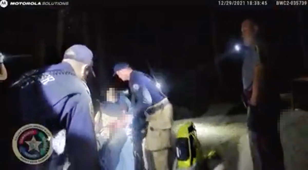 Thực ra, xét về quyền hạn thì thanh niên này làm dịch vụ dọn dẹp vệ sinh của bên thứ ba, chỉ chịu trách nhiệm dọn dẹp phòng vệ sinh và cửa hàng quà tặng thuộc sở thú, không phải tại chuồng thú.