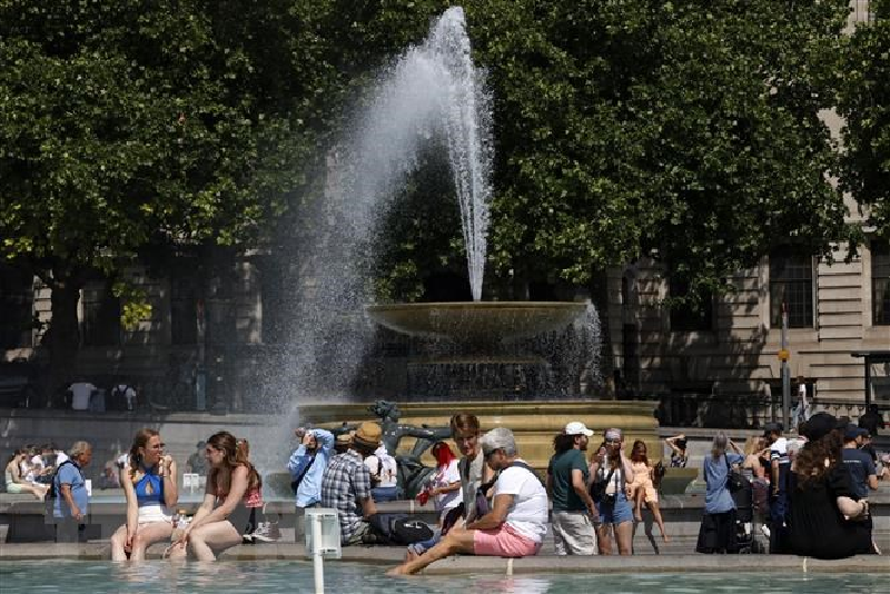 Các nhà khoa học cho biết nắng nóng khắc nghiệt kéo dài trong năm nay nằm trong xu hướng biến đổi thời tiết trên toàn cầu. Các đợt nắng nóng ở châu Âu đang gia tăng về tần suất và cường độ với tốc độ nhanh hơn hầu hết các khu vực khác trên thế giới, kể cả miền Tây nước Mỹ.