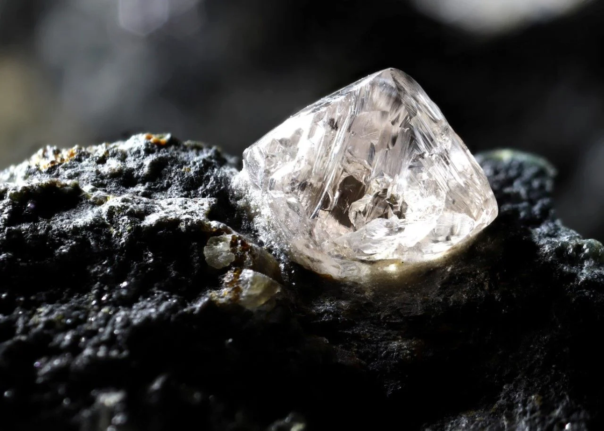 Nghiên cứu mới cũng cung cấp một bức tranh hoàn chỉnh hơn về cách mưa kim cương hình thành trên các hành tinh khác và ở đây trên Trái đất, nó còn có thể dẫn đến một phương pháp mới để chế tạo kim cương nano, có rất nhiều ứng dụng trong phân phối thuốc, cảm biến y tế, phẫu thuật không xâm lấn, sản xuất bền vững và điện tử lượng tử.