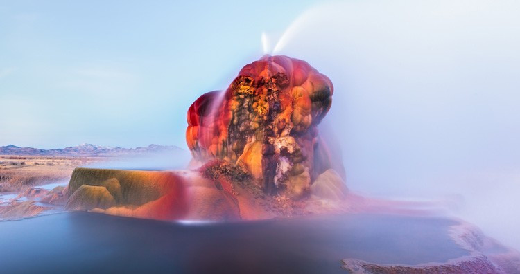 Fly Geyser của Nevada không phải tự nhiên mà có, mà là một kỳ quan tình cờ. Đây là mạch nước phun nhân tạo đầu tiên xuất hiện vào năm 1916 trên một mảnh đất thuộc sở hữu của Dự án Burning Man.