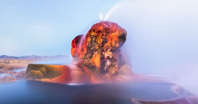 Fly Geyser của Nevada không phải tự nhiên mà có, mà là một kỳ quan tình cờ. Đây là mạch nước phun nhân tạo đầu tiên xuất hiện vào năm 1916 trên một mảnh đất thuộc sở hữu của Dự án Burning Man.