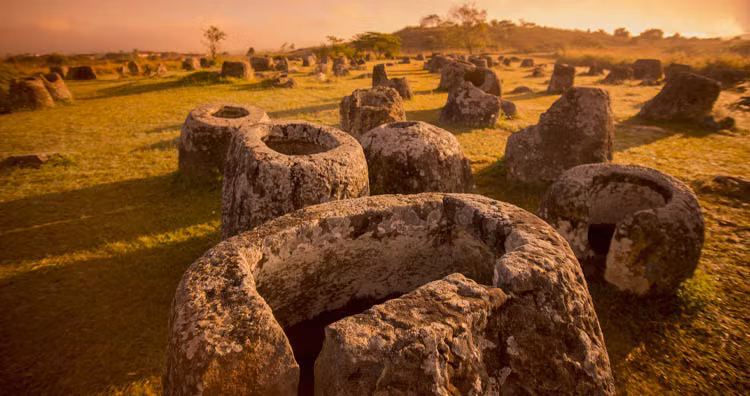 Tỉnh Xieng Khouang ở Lào, Đông Nam Á có một địa điểm khác thường, nơi hàng nghìn chiếc chum đá cự thạch được tìm thấy rải rác trên mặt đất. Địa điểm này được gọi phổ biến là “Cánh đồng Chum” được dịch từ “ Thong Hai Hin ” trong tiếng Lào. Người ta tin rằng những chiếc bình chum này được đặt sớm nhất vào khoảng năm 1240 đến năm 660 Trước Công nguyên. 