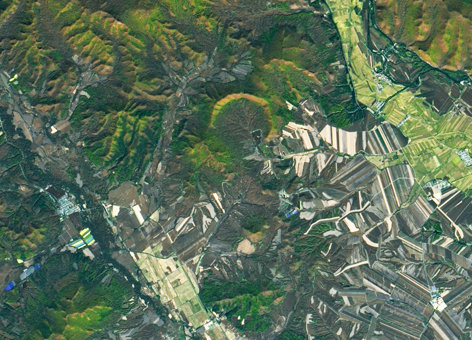 Trước năm 2020, một miệng núi lửa va chạm duy nhất từng được phát hiện ở Trung Quốc được tìm thấy ở quận Xiuyan của tỉnh ven biển Liêu Ninh, theo một tuyên bố từ Đài quan sát Trái đất của NASA.