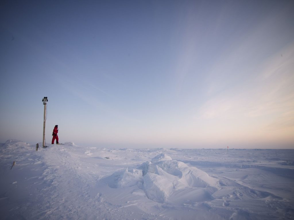 Theo Viện Hải dương học Woods Hole, mặc dù những yếu tố này khiến cả hai cực trở nên lạnh giá, nhưng Nam Cực vẫn lạnh hơn đáng kể so với Bắc Cực.