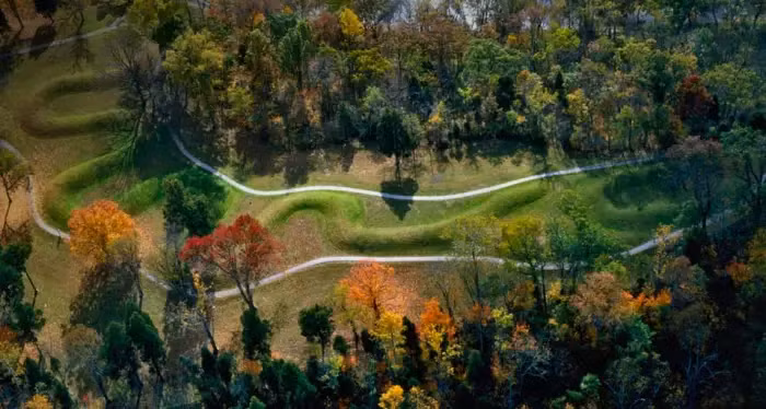 Nằm gần Peebles, Ohio, công trình Great Serpent Mound được các nhà khảo sát phát hiện vào năm 1848 và sau đó được chỉ định là Di tích Lịch sử Quốc gia Mỹ.