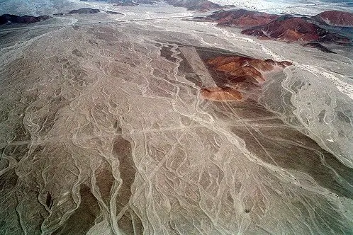 Ở phía tây Altiplano của Bolivia, người ta có thể nhìn thấy những đường lằn bí ẩn dường như kéo dài không hồi kết trên quy mô 22.000 km2. Được xây dựng bởi người cổ đại của Bolivia có lẽ cách đây 3.000 năm. Nó được tạo ra khi những người bản địa dọn sạch lớp phủ của thực vật và đá sẫm màu, để lộ ra lớp đất và đá dưới bề mặt có màu nhạt hơn.