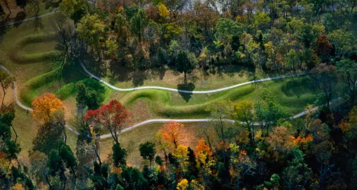 Nằm gần Peebles, Ohio, công trình Great Serpent Mound được các nhà khảo sát phát hiện vào năm 1848 và sau đó được chỉ định là Di tích Lịch sử Quốc gia Mỹ.