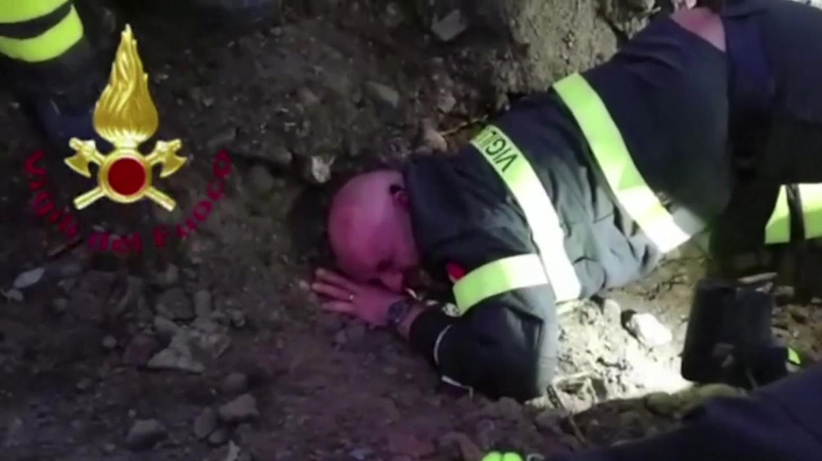 Xung quanh anh là đám đông thở phào nhẹ nhõm sau vụ việc. Còn hai con chó đã trải qua khoảng 5 giờ đồng hồ bị mắc kẹt nhưng không hề hấn gì trong sự cố này.