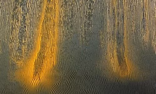 Trong trường hợp, do tình trạng xói mòn diễn ra khốc liệt mà các khoáng chất dưới bề mặt xuất hiện những vệt sáng khoáng chất kỳ lạ với các gam màu khác nhau, theo nhóm nghiên cứu giải thích từ camera HiRISE đáng kinh ngạc ngay trên Tàu Trinh sát Quỹ đạo Sao Hỏa (MRO).