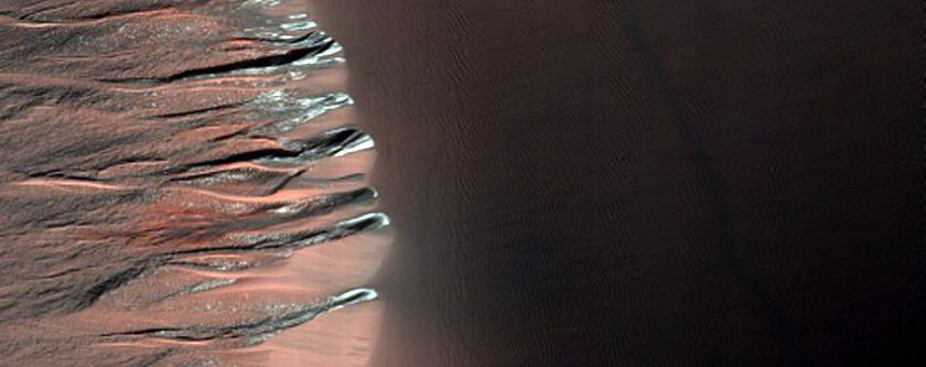 Cũng giống như trên Trái đất, những mảng màu mà chúng ta có thể thấy trong ảnh chụp từ Sao Hỏa đến từ các khoáng chất đa dạng trên hoặc ngay dưới bề mặt.