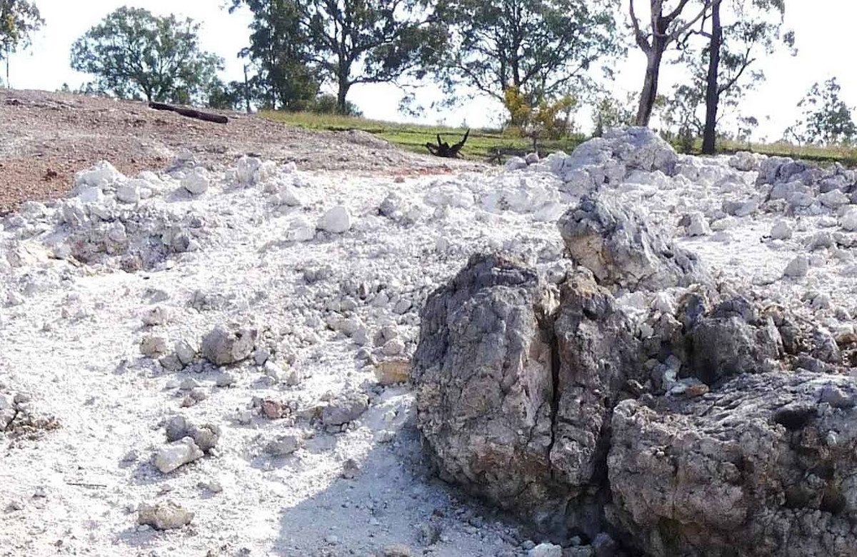 Bell cho biết: Hàng nghìn năm trước, các nhà nghiên cứu nghi ngờ nó bị đánh lửa bởi sét. Kể từ đó, một ngọn lửa âm ỉ ăn dần vào vùng than dưới lòng đất. Hiện nó được ước tính là đốt sâu gần 30m vùng than ngầm dưới lòng đất và không có dấu hiệu dừng lại. 