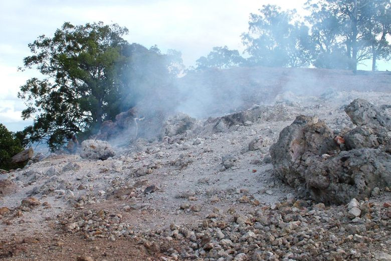 Về cốt lõi, ngọn lửa có ba yếu tố để hình thành: nhiên liệu, oxy và nguồn nhiệt. Bộ ba tạo thành tam giác lửa. Bất cứ thứ gì dễ cháy - từ gỗ, đến thảm thực vật, đến xăng đều có thể dùng làm nhiên liệu. Với lượng oxy thích hợp, một nguồn nhiệt có thể kích hoạt phản ứng đốt cháy các vật liệu này.