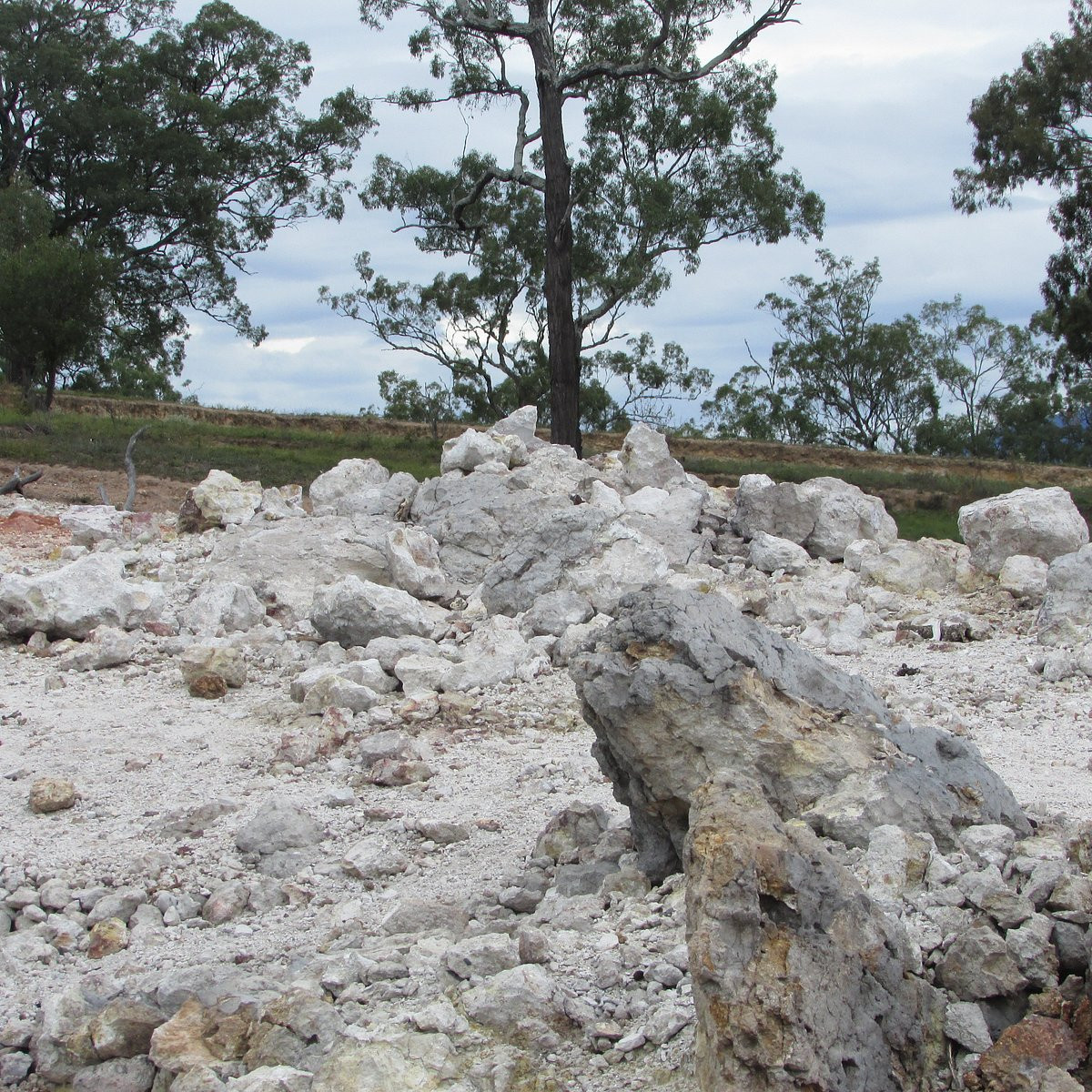 Theo Cơ quan Công viên Quốc gia và Động vật hoang dã New South Wales, những làn khói lưu huỳnh bốc lên từ ngọn lửa âm ỉ dưới lòng đất và thoát ra bề mặt qua lỗ thông hơi. Sức nóng đã nung nóng lớp đất gần đó từ bên dưới, và làm khô héo thảm thực vật từ khoảng 0,5 ha của Khu bảo tồn thiên nhiên núi Burning.
