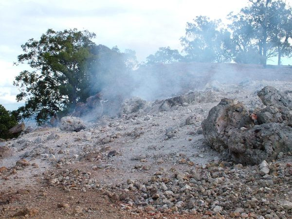 Bell nói Núi Burning đại diện một “ngọn lửa sống” bất diệt trên đất liền.