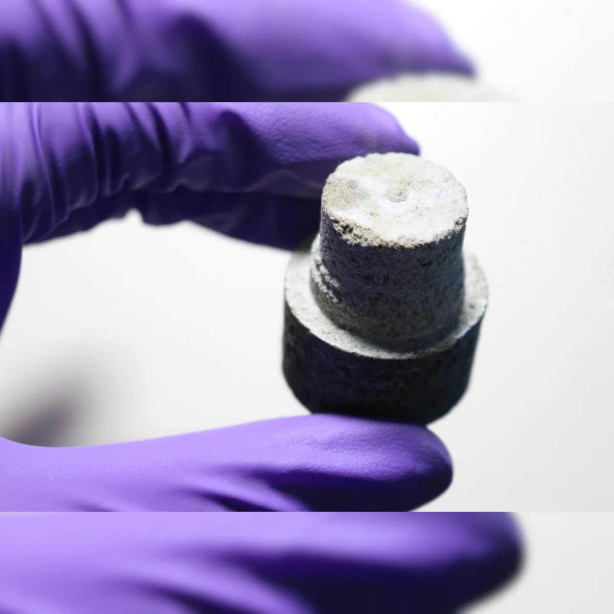 Đầu tiên, bùn được tạo ra bằng cách trộn đất trên sao Hỏa với hỗn hợp guar gum gồm một loại vi khuẩn có tên là Sporosarcina pasteurii, urê và niken clorua (NiCl 2).