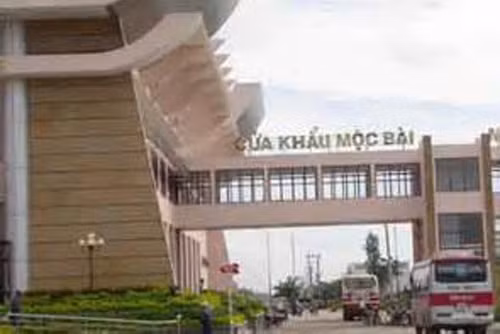 Tao ton trom xe tuan tra cua CSGT dem den cua khau ban