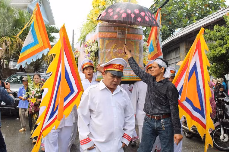 Cơn mưa trái mùa tầm tã ngay giờ phút linh cữu NSƯT Thanh Sang được đưa về nghĩa trang.