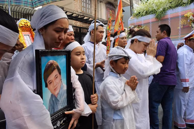 Gia đình cố nghệ sĩ bên di ảnh.