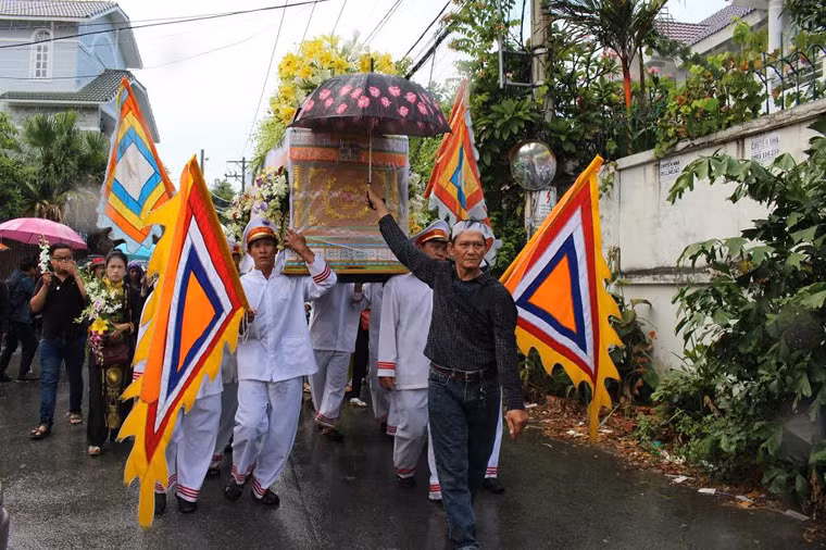 Rất đông người dầm mưa để đưa tang NSƯT Thanh Sang.