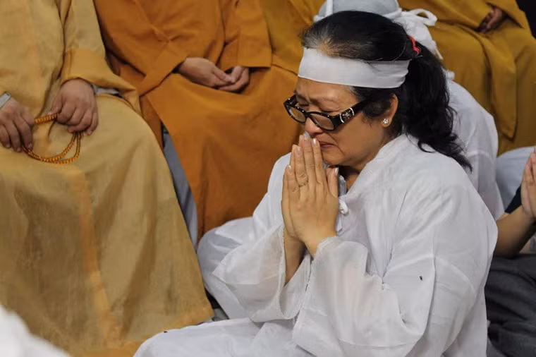 Bà Ngọc Mỹ suốt những ngày qua lo hậu sự cho chồng.