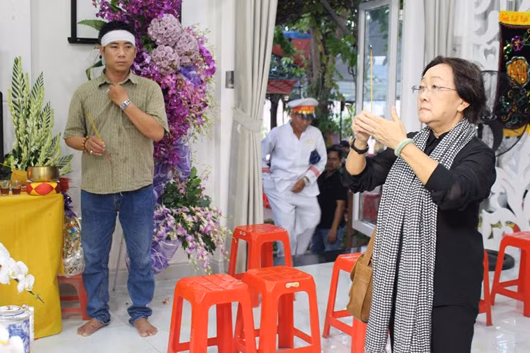 Đạo diễn Hồng Dung, Phó Chủ tịch Hội sân khấu TPHCM đọc điếu văn trước giờ linh cữu NSƯT Thanh Sang đưa về công viên nghĩa trang ở Bình Dương an táng vào sáng nay 25/4.