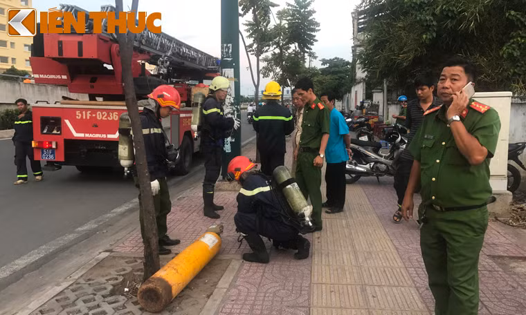 Sai Gon: 2 binh khi la xa mui hoi nong nac tren tuyen noi o
