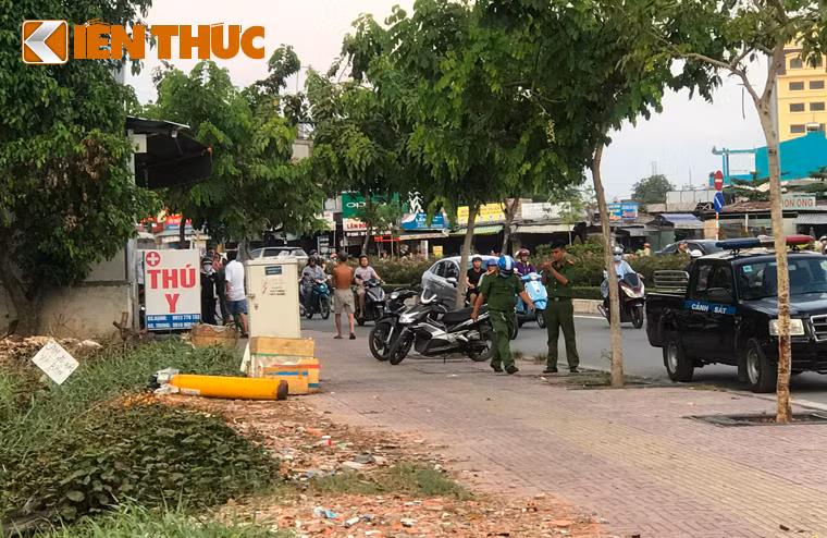 Trước đó chiều cùng ngày, người dân địa phương và người qua lại trên đường Phạm Văn Đồng, đoạn ngay khúc cua lên và xuống cầu Bình Lợi mới (thuộc KP3, phường Hiệp Bình Chánh, quận Thủ Đức) ngửi thấy mùi hôi nồng nặc, nhiều người có biểu hiện khó thở...