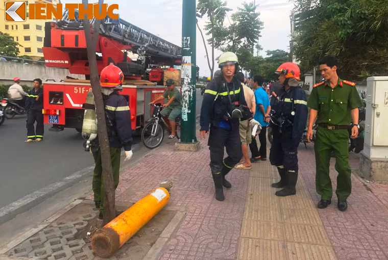 Cùng lúc này, nhận tin báo ở chiều ngược lại ngay góc đường Phạm Văn Đồng hướng đổ dốc cầu Bình Lợi mới (cũng thuộc KP3, phường Hiệp Bình Chánh), cũng có thêm 1 bình tương tự bị bỏ ven đường, luồng khí xả ra nồng nặc gây ngộp thở nên Cảnh sát PCCC đã nhanh chóng có mặt xử lý.