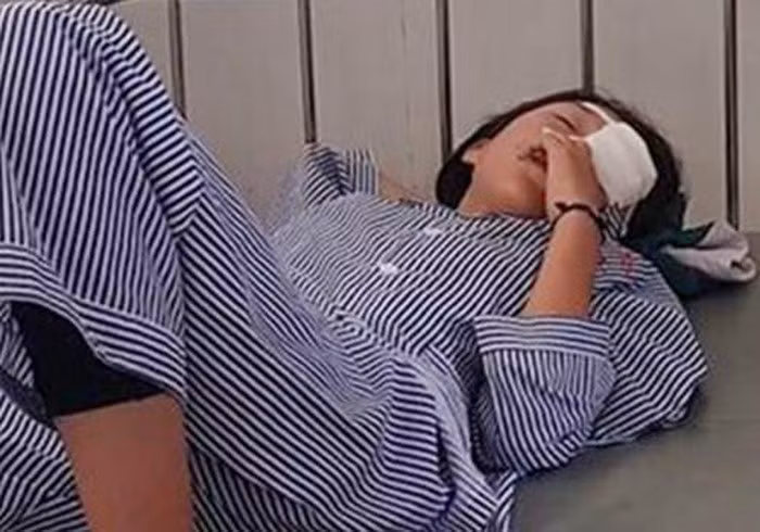 Nu sinh lop 8 rach giac mac trong gio Hoa hoc vi phan ung gay no