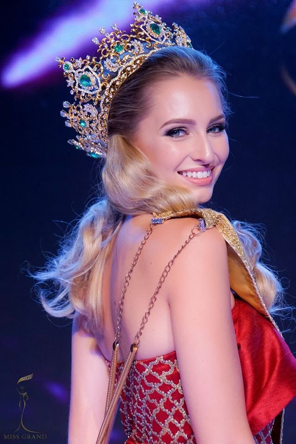 Hoa hau Hoa binh Quoc te bi tuoc danh hieu vi bat chap di thi-Hinh-2