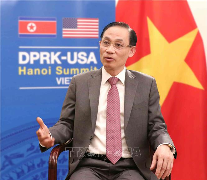 Thứ trưởng Bộ Ngoại giao Lê Hoài Trung trả lời phỏng vấn các cơ quan Thông tấn, báo chí. Ảnh: Văn Điệp/TTXVN