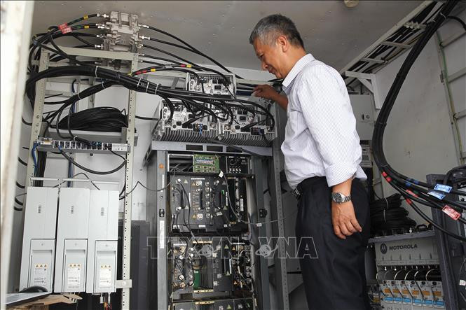 Cán bộ kỹ thuật của VNPT lắp đặt thiết bị, đường truyền viễn thông quốc tế, mạng Internet phục vụ phóng viên tới tác nghiệp tại Trung tâm Báo chí quốc tế phục vụ Hội nghị Thượng đỉnh Hoa Kỳ - Triều Tiên lần thứ 2. Ảnh: Lâm Khánh/TTXVN